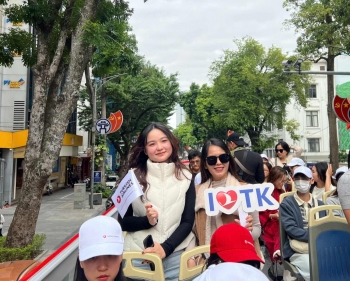 Du khách hào hứng khám phá văn hóa Hà Nội trên xe buýt 2 tầng
