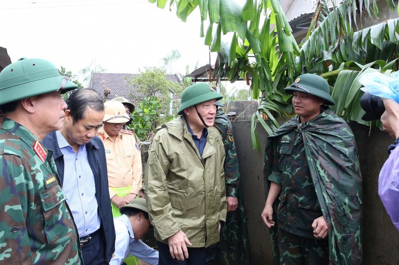 Phó Thủ tướng thăm hỏi, động viên cán bộ, chiến sĩ quân đội đang giúp dân khắc phục hậu quả mưa lũ tại xã Tuy An Tây - Ảnh: VGP/Nguyễn Hoàng