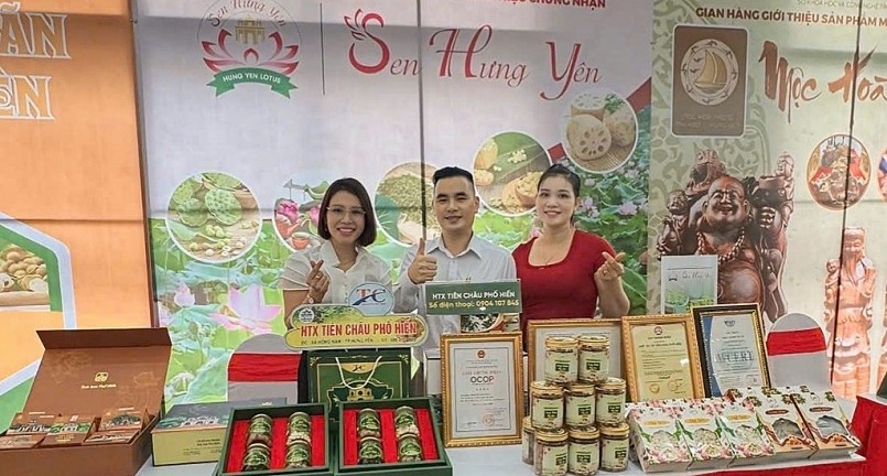 Đại diện các HTX xã Tân Hưng giới thiệu sản phẩm nông sản tại hội nghị xúc tiến tiêu thụ nhãn, nông sản tỉnh Hưng Yên.