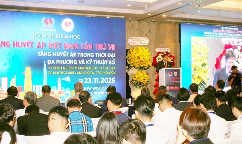 Lãnh đạo Phân hội Tăng huyết áp Việt Nam phát biểu khai mạc hội nghị.