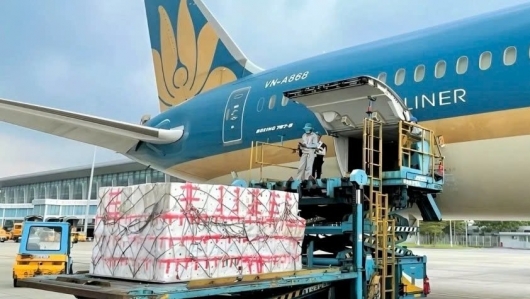 Các hãng hàng không khôi phục chuyến bay tới vùng mưa lũ