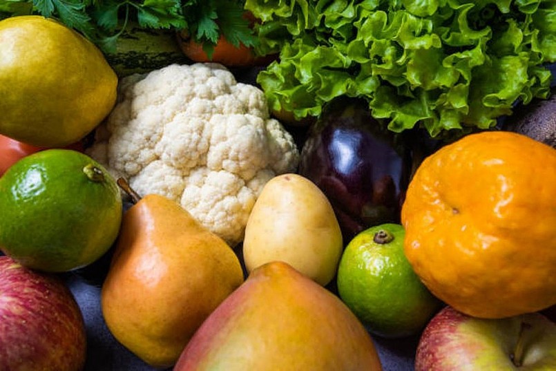 Theo bác sĩ, đa số trái cây chín chứa 10-15% đường đơn (fructose, glucose). Nếu ăn quá 200g trái cây/ngày để thay rau sẽ dẫn đến dư thừa năng lượng, gây tăng cân, rối loạn đường huyết và gan nhiễm mỡ.