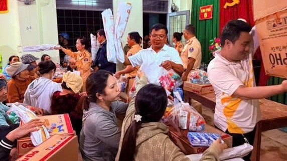 Nhiều nhu yếu phẩm thiết yếu được Tập đoàn Hoa Sen chuyển tới hỗ trợ người dân miền Trung