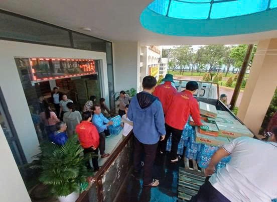 Những đoàn xe cứu trợ đã lần lượt tiếp cận các khu vực đang cần hỗ trợ khẩn cấp.