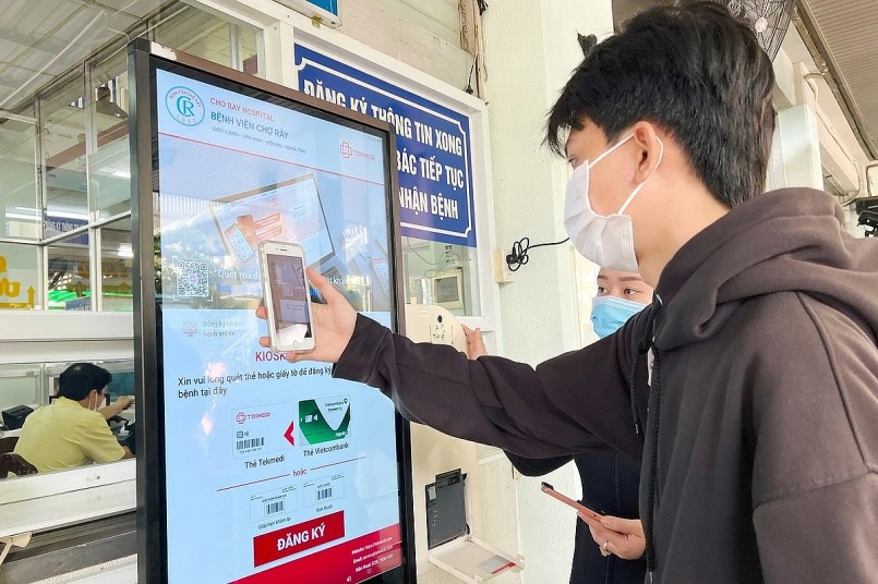 Quầy dành cho bệnh nhân đã đặt lịch khám qua app tại Bệnh viện Chợ Rẫy sáng 5-8 - Ảnh: YẾN TRINH Quầy dành cho bệnh nhân đã đặt lịch khám qua app tại Bệnh viện Chợ Rẫy sáng 5-8 - Ảnh: YẾN TRINH