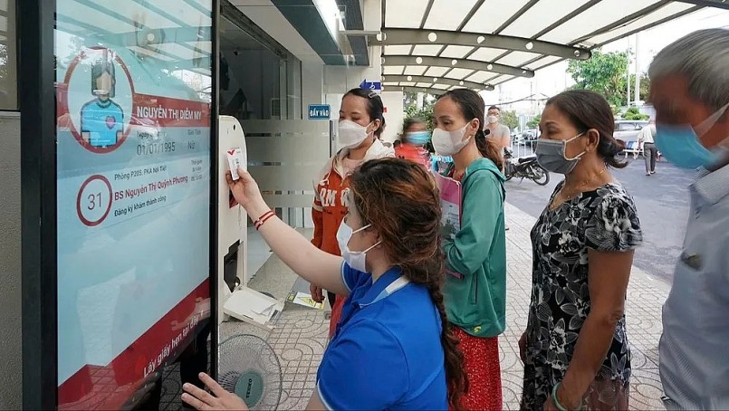 Nhân viên y tế Bệnh viện Thống Nhất TPHCM hướng dẫn người dân quẹt thẻ Tekmedi để đăng ký khám chữa bệnh. Ảnh: HOÀNG HÙNG Nhân viên y tế Bệnh viện Thống Nhất TPHCM hướng dẫn người dân quẹt thẻ Tekmedi để đăng ký khám chữa bệnh. Ảnh: HOÀNG HÙNG