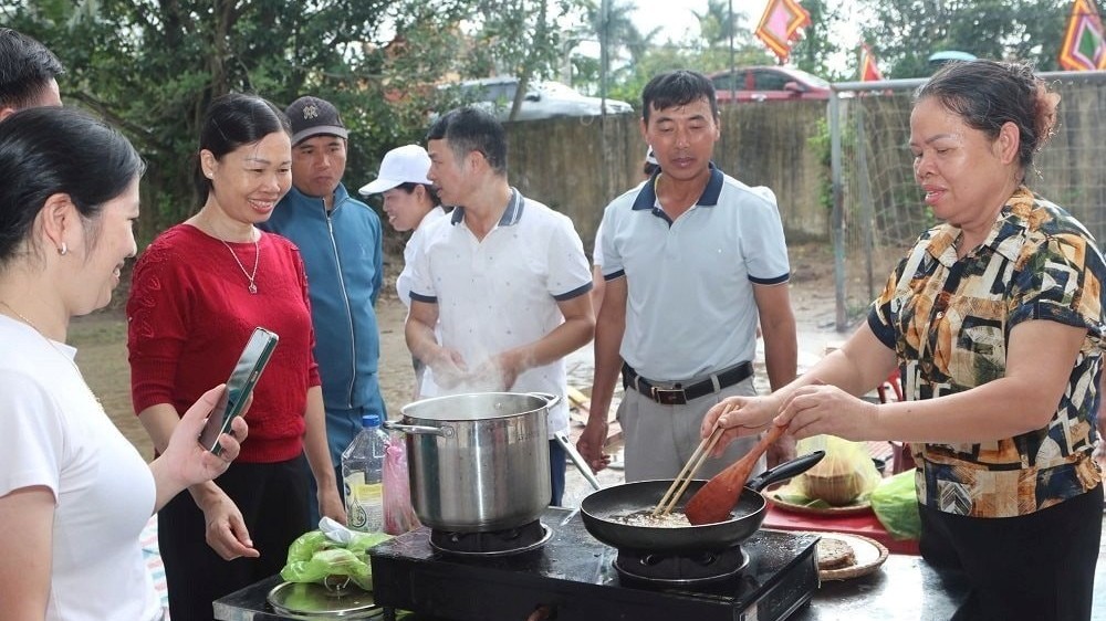 Hiệu quả kép từ mô hình cộng sinh lúa và rươi ven sông Luộc