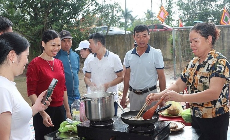 Từ con rươi người dân xã Vĩnh Thuận chế biến thành nhiều món ăn đặc sản.