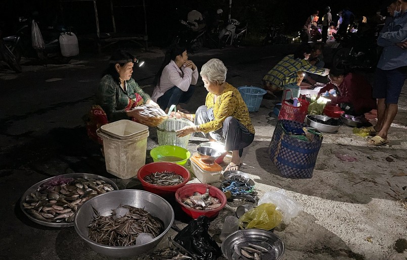 Độc đáo phiên chợ ma Tha La trong mùa nước nổi ở An Giang