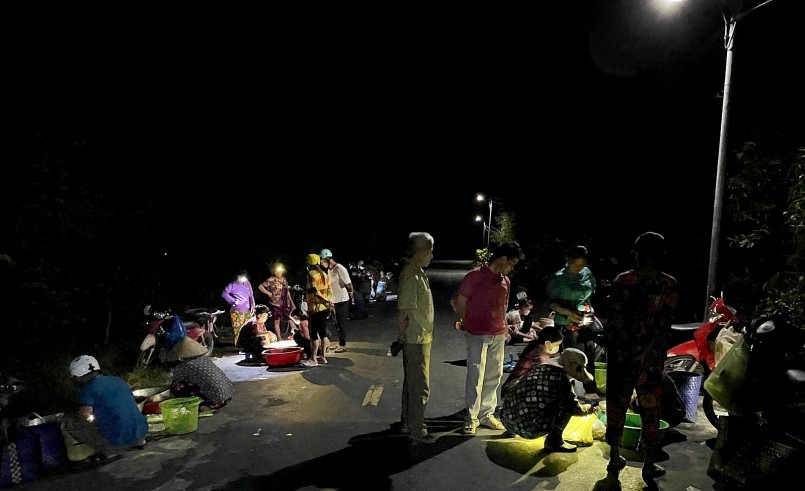 Độc đáo phiên chợ ma Tha La trong mùa nước nổi ở An Giang