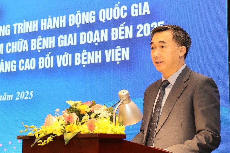 Thứ trưởng Bộ Y tế Trần Văn Thuấn phát biểu tại hội nghị - Ảnh: D.LIỄU