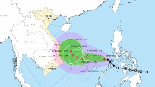 Bão số 15 tiến vào Biển Đông: Đường đi dị thường, liên tục đổi hướng và tăng cấp
