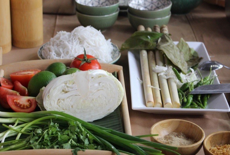 Đọt mây, lá nhíp là một trong những nguyên liệu đặc biệt của món ăn. 