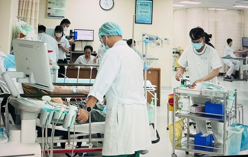 Người dân nhập viện sau ăn bánh mì cóc cô Bích  ẢNH: BV