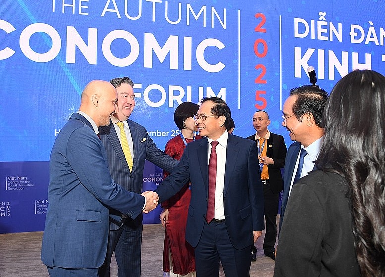 Phó Thủ tướng trao đổi với các đại biểu tại buổi làm việc - Ảnh: VGP/Hải Minh