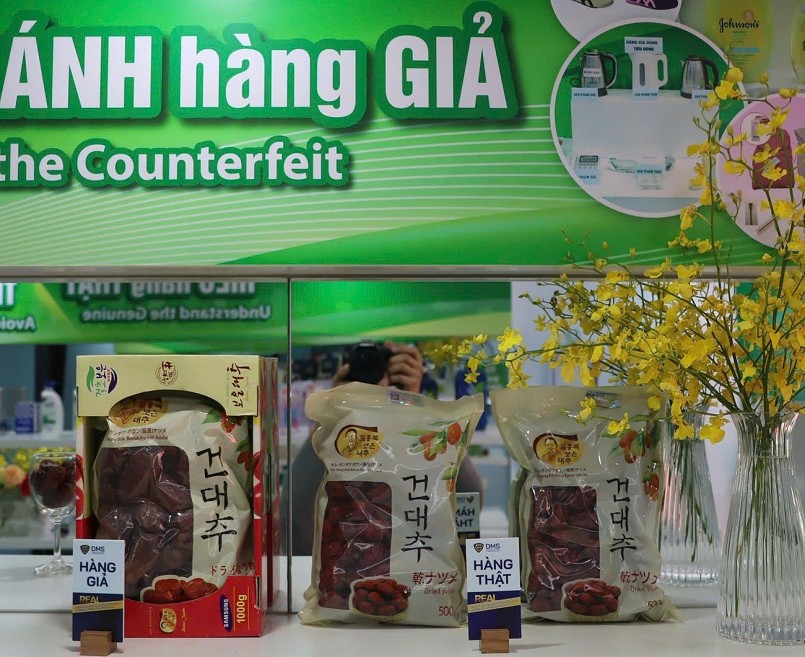 Táo đỏ đủ loại giá, thật – giả lẫn lộn: nhận biết thế nào cho đúng?