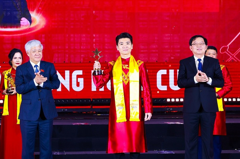 Doanh nhân Đỗ Quang Vinh được vinh danh trong TOP 10 Giải thưởng Sao Đỏ 2025