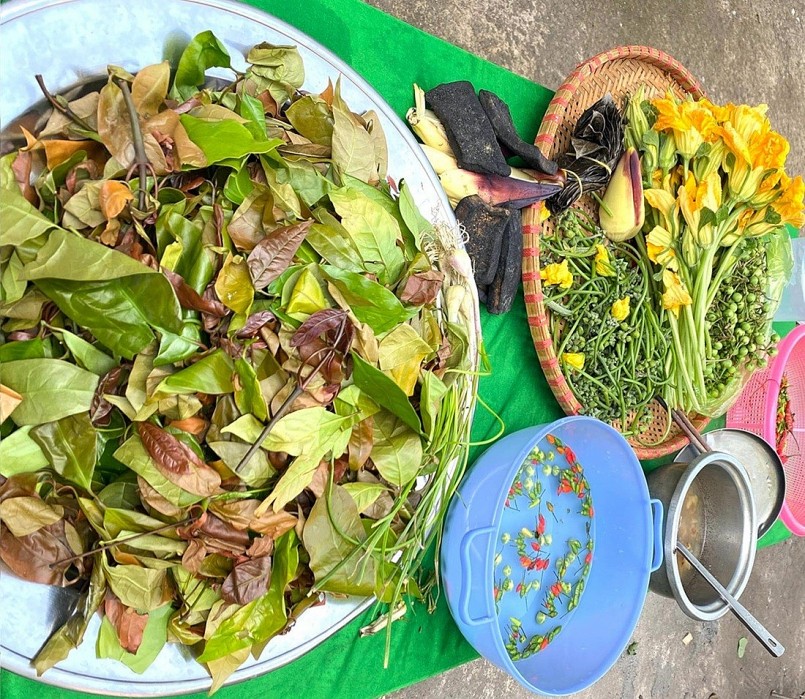 Các nguyên liệu được anh Điểu Duyên chuẩn bị để nấu canh thụt