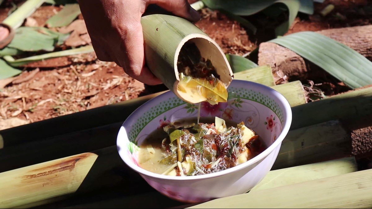 Canh thụt và câu chuyện văn hóa bên bếp lửa nhà sàn