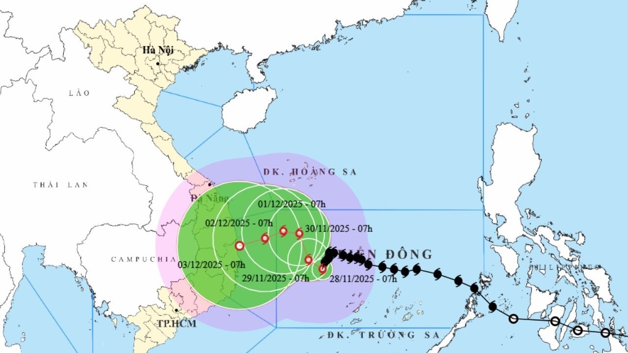 Bão số 15 di chuyển rất chậm, liên tục đổi hướng và giật cấp 14