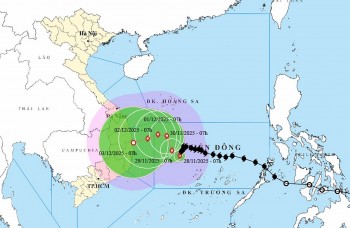 Bão số 15 di chuyển rất chậm, liên tục đổi hướng và giật cấp 14