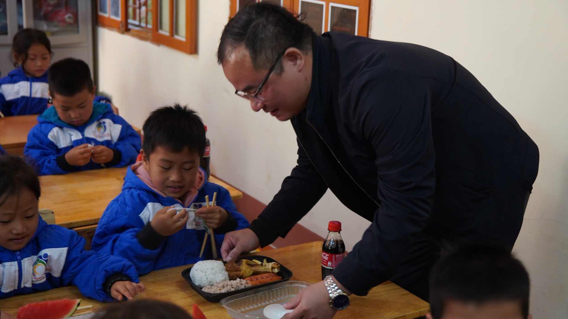 Bếp ấm yêu thương lần thứ V: Hành trình 895 món quà, 566 bữa ăn và những hơi ấm lan tỏa đến trẻ em vùng cao Sơn La Bếp ấm yêu thương lần thứ V: Hành trình 895 món quà, 566 bữa ăn và những hơi ấm lan tỏa đến trẻ em vùng cao Sơn La