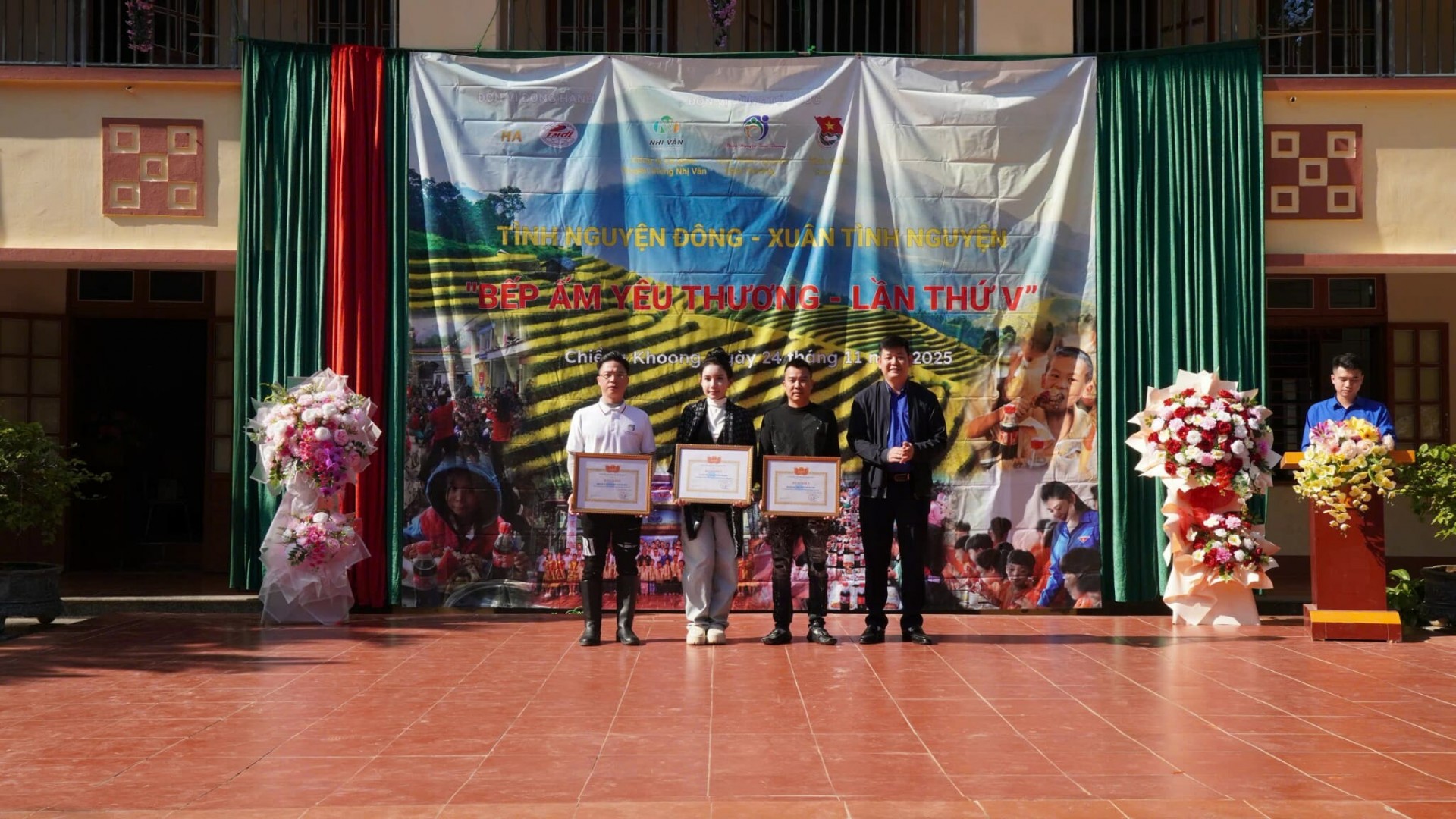 Bếp ấm yêu thương lần thứ V: Hành trình 895 món quà, 566 bữa ăn và những hơi ấm lan tỏa đến trẻ em vùng cao Sơn La Bếp ấm yêu thương lần thứ V: Hành trình 895 món quà, 566 bữa ăn và những hơi ấm lan tỏa đến trẻ em vùng cao Sơn La