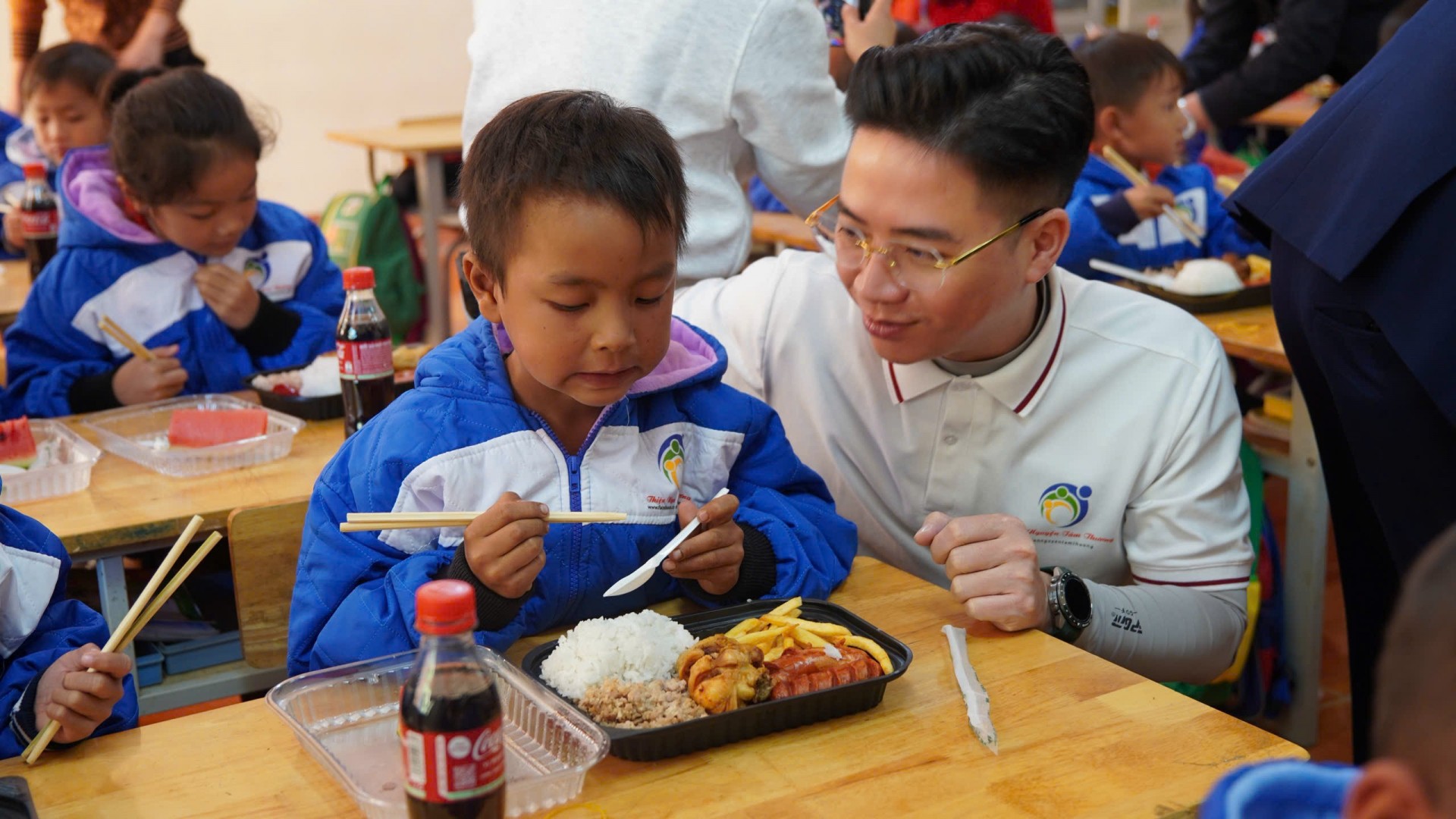 Bếp ấm yêu thương lần thứ V: Hành trình 895 món quà, 566 bữa ăn và những hơi ấm lan tỏa đến trẻ em vùng cao Sơn La Bếp ấm yêu thương lần thứ V: Hành trình 895 món quà, 566 bữa ăn và những hơi ấm lan tỏa đến trẻ em vùng cao Sơn La