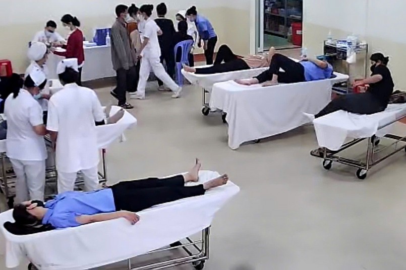 Hàng chục công nhân vào viện cấp cứu sau bữa ăn trưa (Ảnh: BV). Hàng chục công nhân vào viện cấp cứu sau bữa ăn trưa (Ảnh: BV).