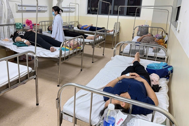 Công nhân ngộ độc sau bữa trưa cấp cứu tại Bệnh viện Đa khoa khu vực Hóc Môn (ảnh: BVCC) Công nhân ngộ độc sau bữa trưa cấp cứu tại Bệnh viện Đa khoa khu vực Hóc Môn (ảnh: BVCC)