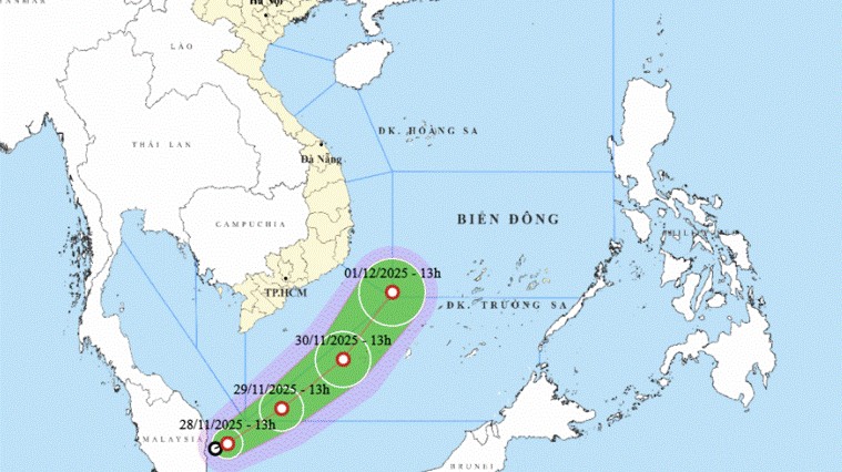 Áp thấp nhiệt đới có hướng đi lạ kỳ tiến vào Biển Đông, bão số 15 vẫn diễn biến khó lường