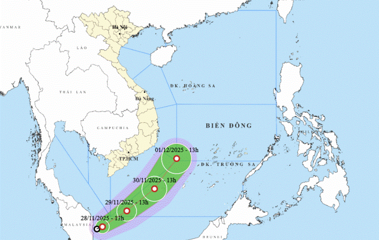 Áp thấp nhiệt đới có hướng đi lạ kỳ tiến vào Biển Đông, bão số 15 vẫn diễn biến khó lường