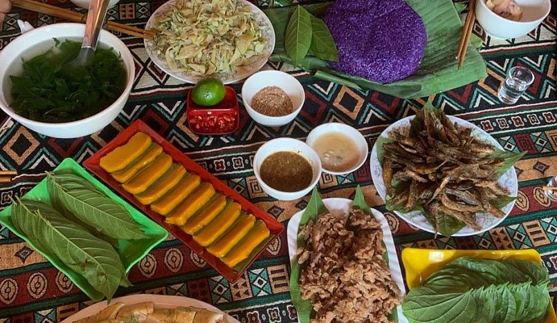 Bánh giò bầu trong mâm cơm tiếp đãi du khách tại các homestay thuộc khu du lịch cộng đồng Hữu Liên, huyện Hữu Lũng, Lạng Sơn. 