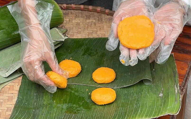 Những chiếc bánh giò bầu đã gói hoàn chỉnh, chuẩn bị đưa vào hấp khoảng 60 phút.