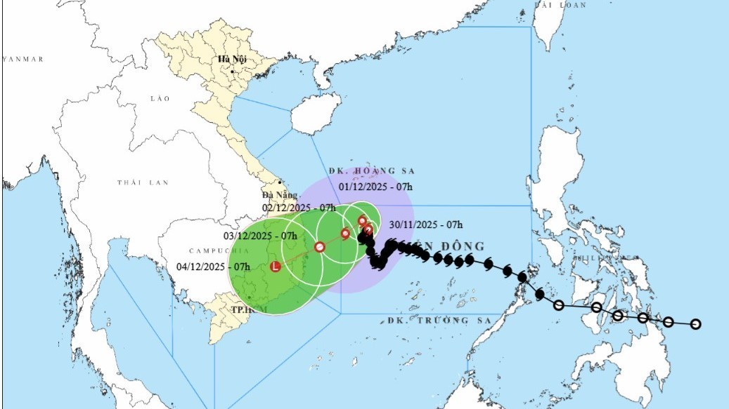 Bão số 15 suy yếu gần bờ: Miền Trung vẫn đối mặt nguy cơ mưa lớn