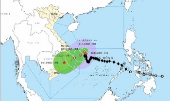 Bão số 15 suy yếu gần bờ: Miền Trung vẫn đối mặt nguy cơ mưa lớn