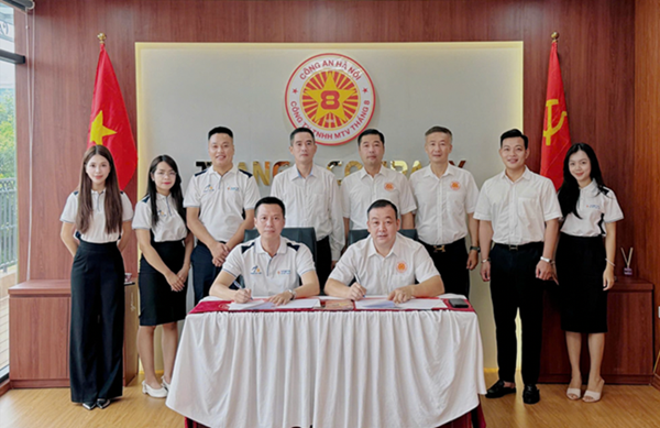 Ban lãnh đạo công ty Quốc Khang, Trạm Xe Việt và Tháng 8 trong buổi ký kết Ban lãnh đạo công ty Quốc Khang, Trạm Xe Việt và Tháng 8 trong buổi ký kết