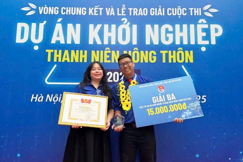 Khởi nghiệp từ lá chúc, chàng trai miền Tây thu nhập 20 triệu/tháng