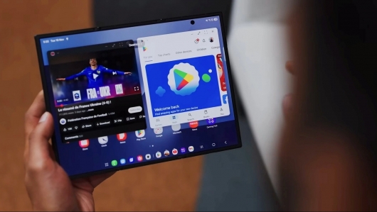 Cận cảnh điện thoại gập ba Galaxy Z TriFold của Samsung