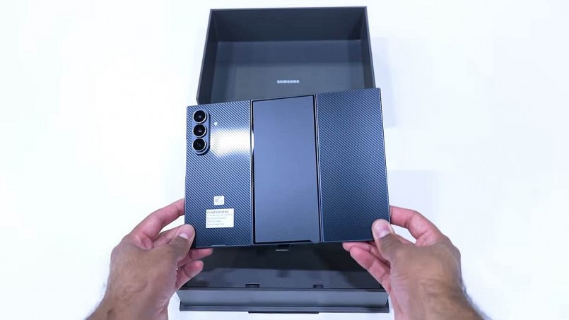 Cận cảnh điện thoại gập ba Galaxy Z TriFold của Samsung Cận cảnh điện thoại gập ba Galaxy Z TriFold của Samsung