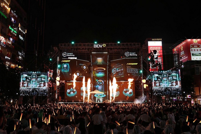 Sân khấu BIDV Music Festival với màn LED nổi bật giữa phố đi bộ Nguyễn Huệ.