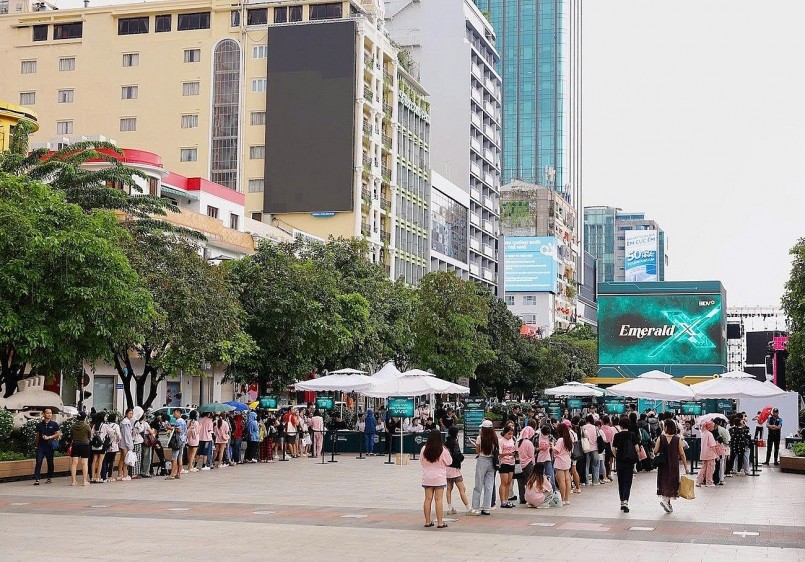 Khách hàng trải nghiệm không gian số BIDV SmartBanking phiên bản X. 