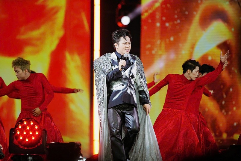 Giọng ca đầy nội lực Divo Tùng Dương mở màn với chuỗi ca khúc “Một vòng Việt Nam”, “Hope”, mashup “Tái sinh và Cánh chim phượng hoàng”..