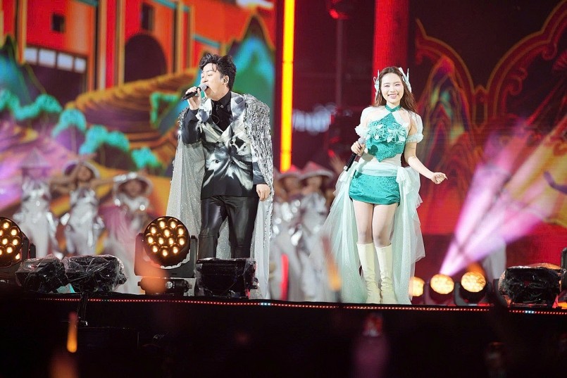 Màn kết hợp “có 1-0-2” giữa Tùng Dương và Phương Mỹ Chi trên sân khấu BIDV Music Festival.