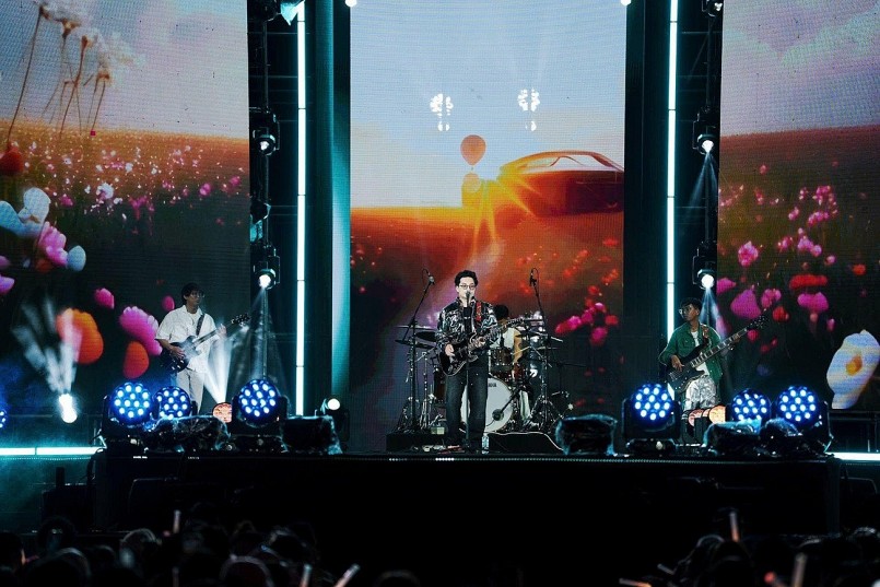 “Những trái ớt” Chillies “đốt cháy” BIDV Music Festival với liên khúc: Đại lộ mặt trời, Trên những đám mây, Nếu ngày mai không đến và Vùng ký ức.