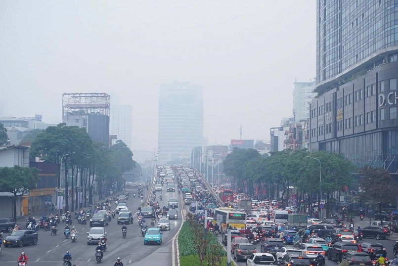 Người bình thường nên giảm thời gian hoạt động ngoài trời, đặc biệt khi có các triệu chứng như đau mắt, ho, đau họng. 