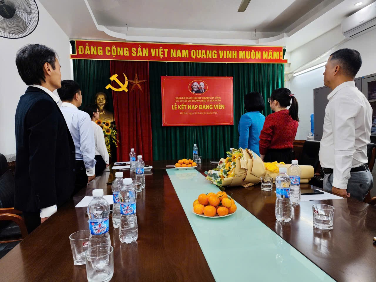 Chi bộ Tạp chí Thương hiệu và Sản phẩm trang trọng tổ chức lễ kết nạp đảng viên mới