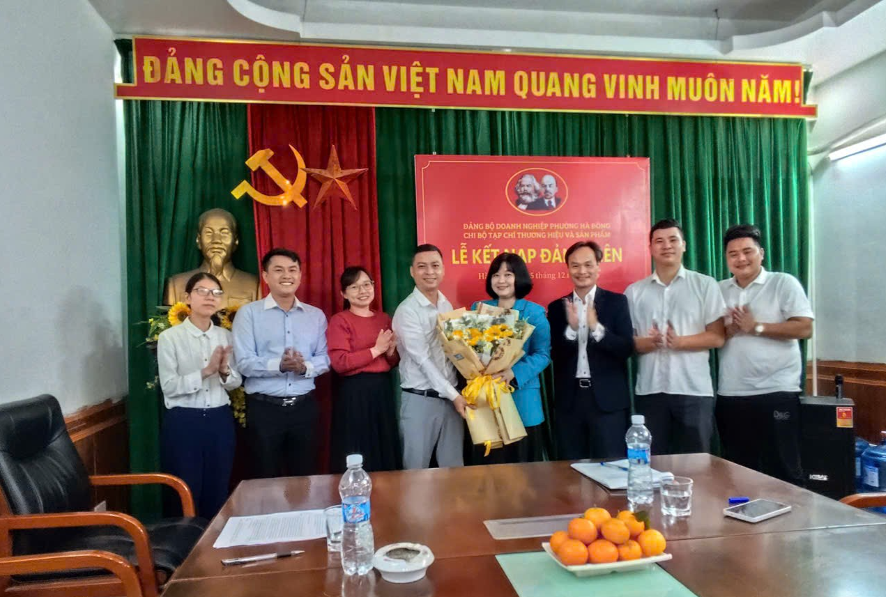 Chi bộ Tạp chí Thương hiệu và Sản phẩm trang trọng tổ chức lễ kết nạp đảng viên mới