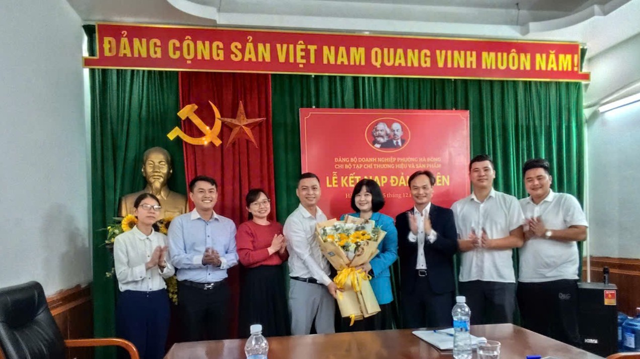 Chi bộ Tạp chí Thương hiệu và Sản phẩm trang trọng tổ chức lễ kết nạp đảng viên mới