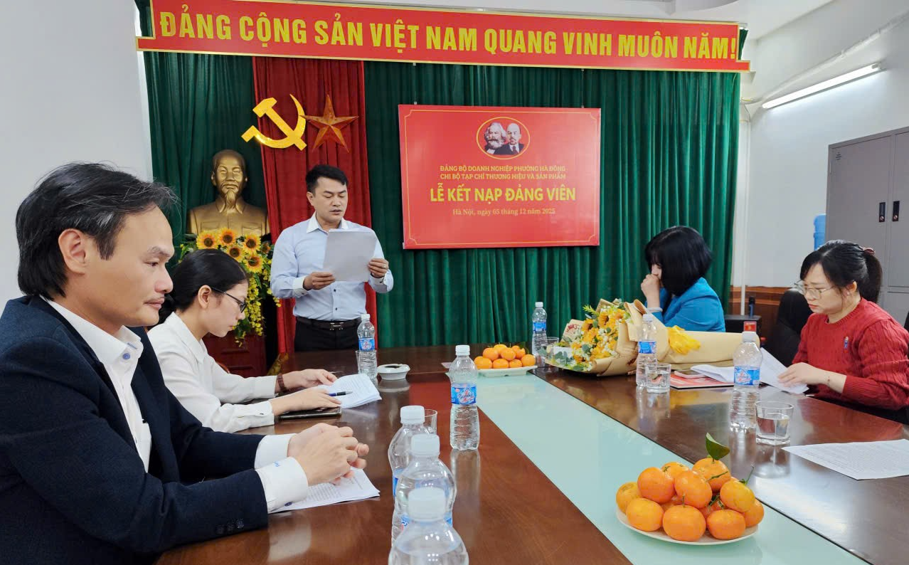 Chi bộ Tạp chí Thương hiệu và Sản phẩm trang trọng tổ chức lễ kết nạp đảng viên mới